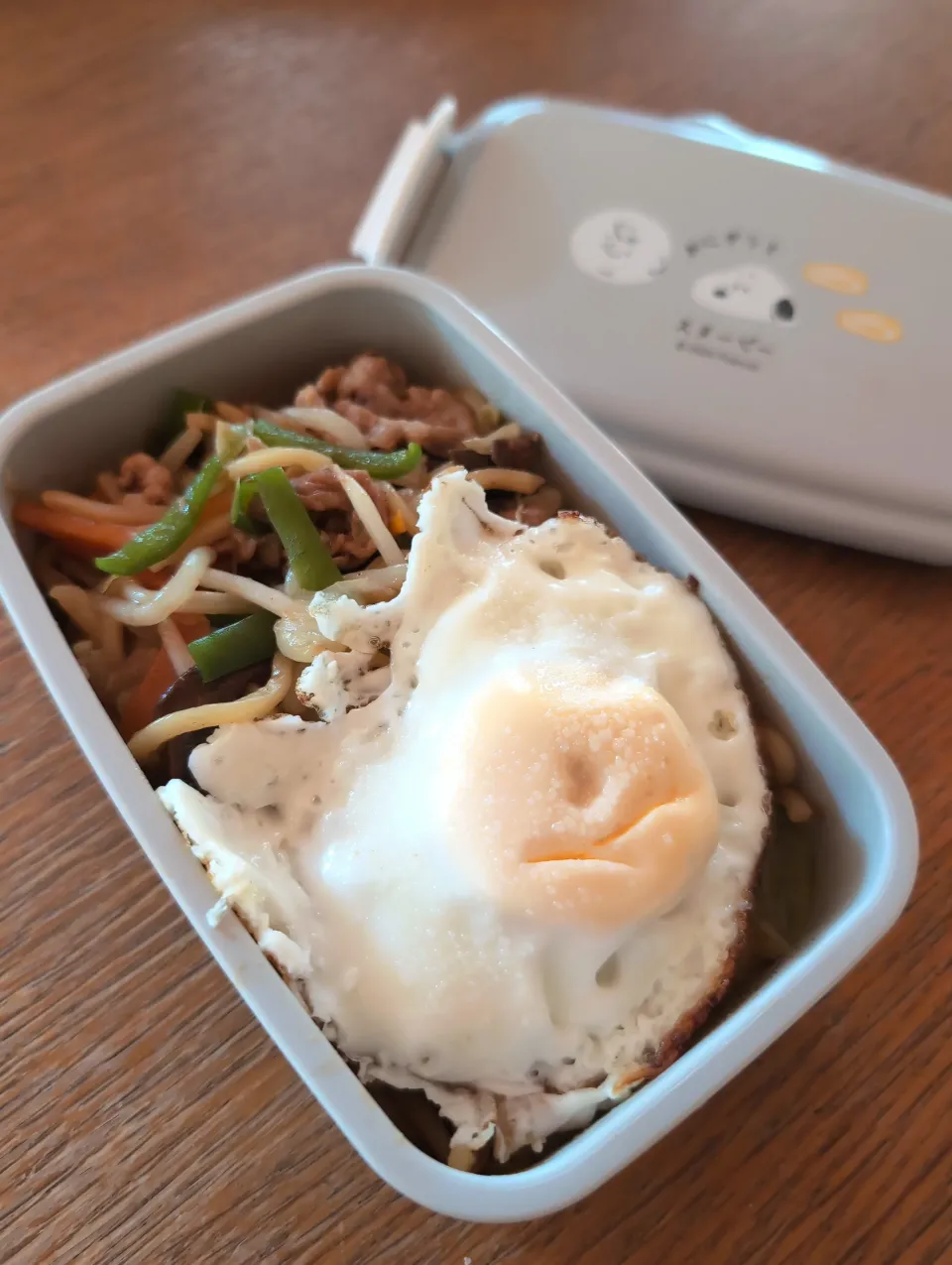 焼きそば目玉のっけ弁当|まきごろうさん