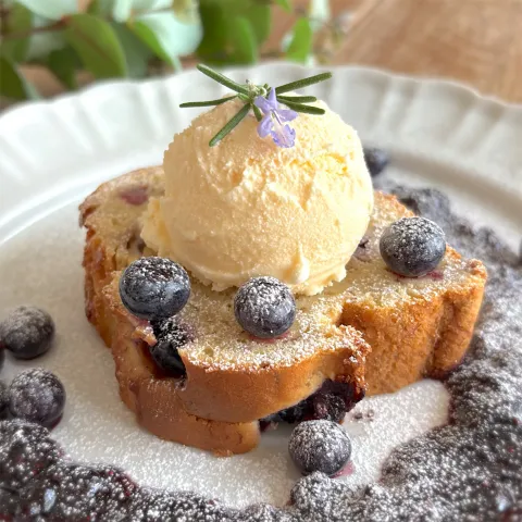 「北海道サワークリーム　100ｇ」を使ってみたSnapdishの料理・レシピ写真:バナナとブルーベリーのパウンドケーキ