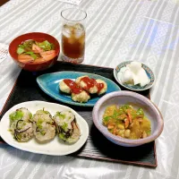 grandmaの晩ごはん☆ 今夜はトマト🍅とバジルのお味噌汁、茄子の酢味噌あえ、
鶏団子…市販のです
ご飯はゴーヤと塩昆布とゴマでおにぎりをば

頂きます|kaoriさん