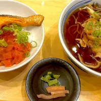 焼きサーモンとルイベ漬け丼と豚肉ときのこの五穀麺| はるかさん