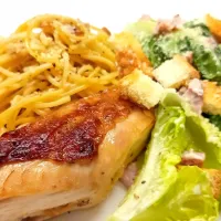 Spaghetti alioli with roasted chicken breast and Caesar Salad|Jorge Bernal Márquezさん