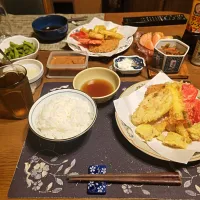 ご飯、天ぷら盛り合わせ(海老,さつまいも,イカ,紅生姜,インゲン,れんこん)、コロッケ、イカの塩辛、だだちゃ豆、きんぴら、トマト、自家製カッテージチーズ、烏龍茶(夕飯)| enarinさん
