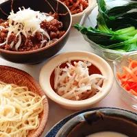 冷やし担々麺
𓆪ピーナッツと粗挽き豚の肉味噌
𓆪筍の辣油炒め
𓆪もやしと人参ナムル
𓆪茹で小松菜
𓆪アーモンドブリーズ胡麻油のかけダレ|asatakaさん