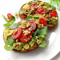 🐿️【くるみとフレッシュアボカドのグリーントースト】