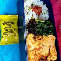 #昼飯　豆と子持ち昆布の天パー顔？チーズオムレツと梅と小松菜炒めと黒豆7個茶豆4個乗せ枝豆混ぜご飯カントリーマアムNYチーズケーキ添え弁当|ms903さん