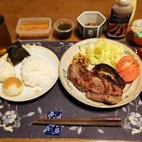 ご飯、おにぎり三種、ビーフステーキ、なすソテー,バターコーン、トマト,レタス、イカの塩辛、米黒酢入りもずく、きんぴら、六条麦茶、野菜ゼリー(夕飯)| enarinさん