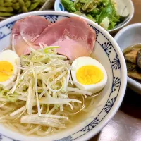 牛テールスープの冷麺、チョレギサラダ、小松菜と薄揚げの煮浸し|リフルシャッフルさん
