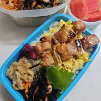 ☆夏休み小学生弁当☆もち麦入りごはん、炒り卵、焼鳥、ひじき煮物、切干大根、しば漬け、スイカ|ｼｮｺﾗさん