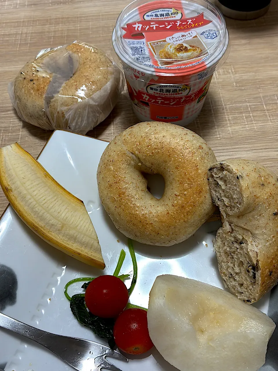 手作り全粒粉入りベーグル（黒胡麻半個とピーナッツ1個）、小松菜とミニトマト、梨半個、バナナ半個、カッテージチーズティースプーン1杯|みかふく_食生活見直し保健師ごはん。さん