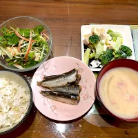 鰯の酢炊き　玉ねぎとベーコンの豆乳味噌汁　サラダチキンと卵ブロッコリーのマヨ和え　豆腐と水菜の味噌ナッツ和え|おさむん17さん