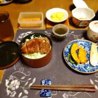 ビフテキ重、かぼちゃ&ししとうソテー、笹かまぼこ、じゃがいもの素揚げ、黒酢入りもずく、イカの塩辛、煮豆、六条麦茶、練乳かけ手作り牛乳プリン(夕飯)|enarinさん