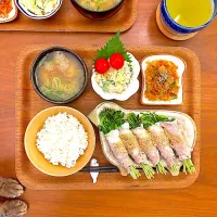 豆苗の豚バラ巻きのおぼんごはん|すずさん