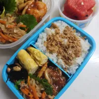 ☆夏休み小学生弁当☆もち麦入りごはん、鯖フレーク、シラス卵焼き、エビチリ、ひじき煮物、切干大根、スイカ| ｼｮｺﾗさん