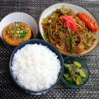 つくね付き焼きそば定食でムスコの置きランチ