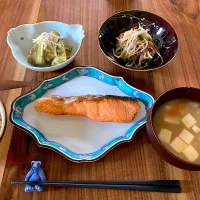焼き鮭、焼きナス、切り干し大根サラダ、豆腐のお味噌汁|カドラさん
