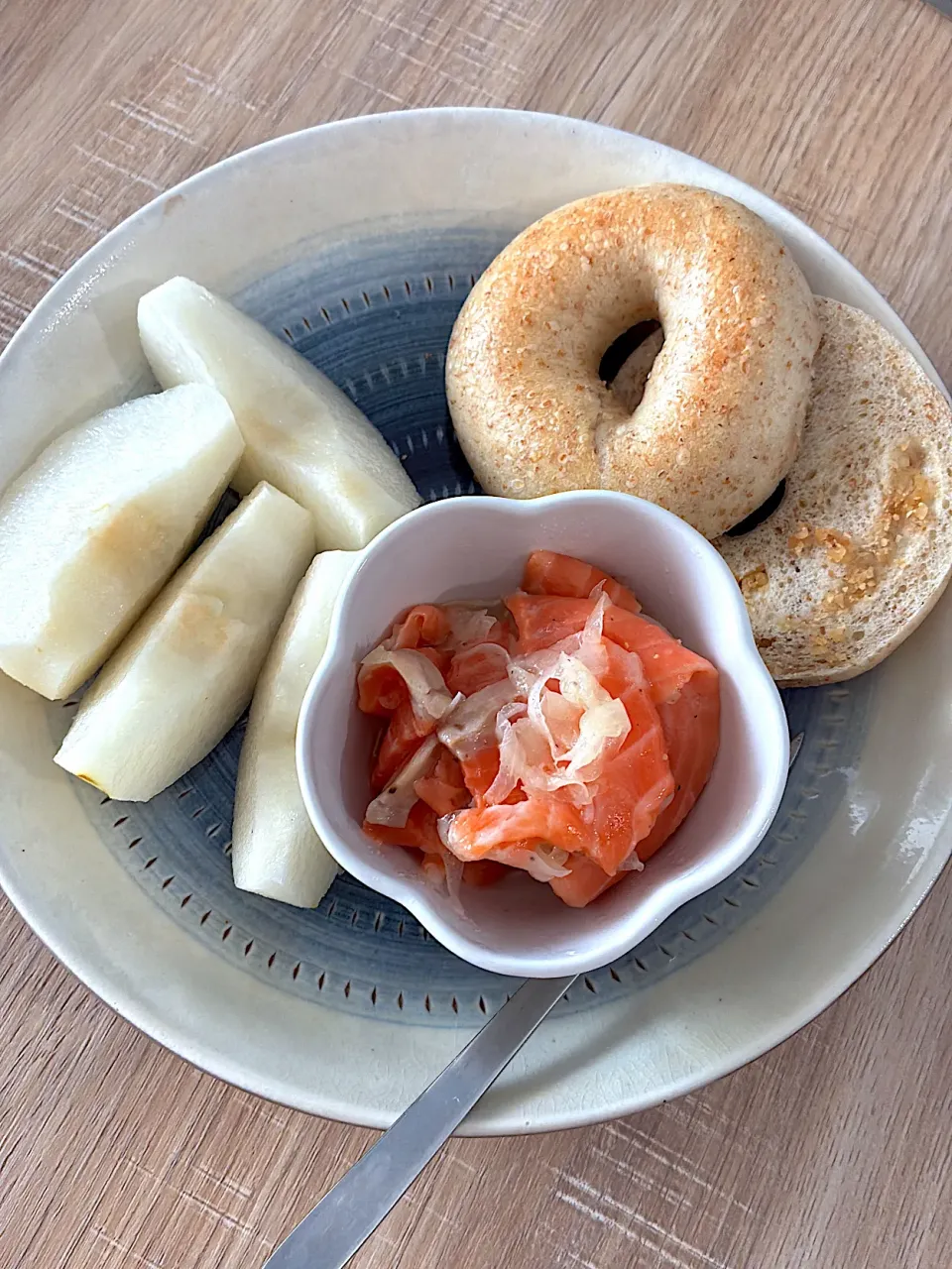 手作り全粒粉ピーナッツベーグル、サーモンの玉ねぎマリネ、梨半個|みかふく_食生活見直し保健師ごはん。さん