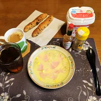 オートミールコーンポタージュチーズリゾット、チョコチップスティックパン、ホットコーヒー、六条麦茶、グラニュー糖入りヨーグルト(朝ご飯)|enarinさん