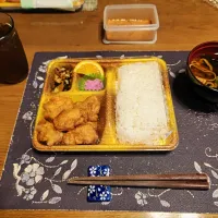 から揚げ弁当、イカの塩辛、六条麦茶、生タイプ即席味噌汁(昼飯、どんどん弁当)|enarinさん