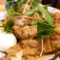 【8月限定】 
【2022年12月創業、2023年10月 屋号/メニュー変更】
ラーメン鷹の目 西巣鴨店 
冷やし中華 (1,400円)
― 麺少なめ200g (通常300g)
＋ニンニク (無料)
＋アブラ (無料)
＋ゆで玉子 (Xフォローで無料)
@西巣鴨3分
(JR板橋駅から徒歩10分)
25223
〈醤107塩33噌󠄀17タ8昆9出11F12
冷22混3つ1〉