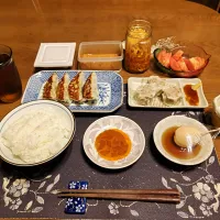 ご飯、焼き餃子、焼売、味玉、納豆、トマト、イカの塩辛、豆もやし、烏龍茶、練乳かけ手作り牛乳プリン、鳥もも串,鶏皮串,鳥もも肉&ニンニク串,ボイルイタヤガイの貝柱の刺身,わさび醤油(夕飯)|enarinさん