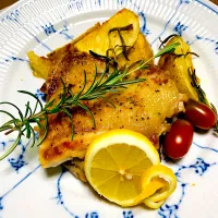 鶏肉のグリル ローズマリー風味                              味はシンプルに塩、こしょう、ニンニクだけで❣️食べる時、しょうゆを少しつけていただきます