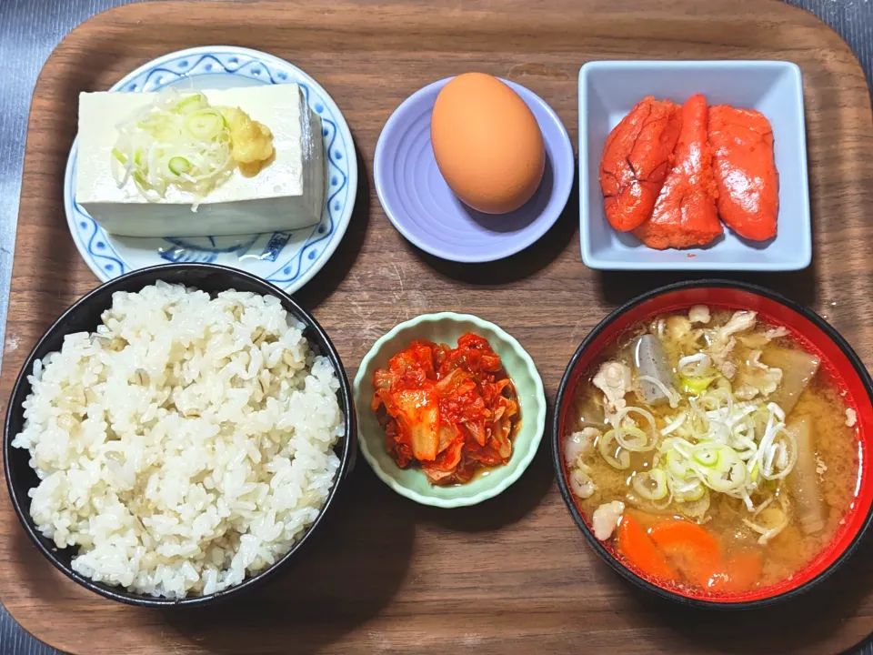 今日の朝ごはん（押麦ごはんに辛子明太子、生卵、冷奴、豚汁、白菜キムチ）|Mars＠釜飯作り研究中さん