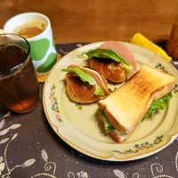 ロールパントーストサンドイッチ、トーストサンドイッチ、ホットコーヒー、烏龍茶、豆もやし、バナナ(朝ご飯)|enarinさん