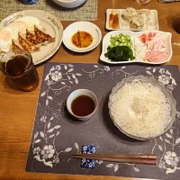 熟成そうめんの島の糸のそうめん、刻んだ長ネギ&オクラ&ロースハム,ちぎったオーシャンキング(カニかま),湯通し生わかめ、焼き餃子、焼売、目玉焼き、烏龍茶(昼飯)|enarinさん