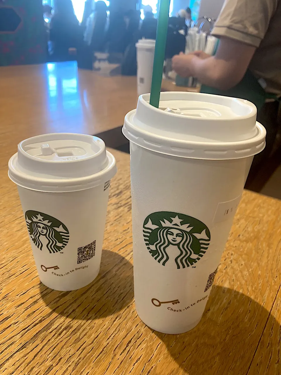 仕事終わりの娘（あーちゃん）と新大久保駅2階のスタバで待ち合わせ。ぼくはアイスティー（ブラック）、あーちゃんはコールドブリューコーヒー・アーモンドミルク変更・チョコレートシロップ追加・キャラメルソース（店員さん泣かせの超カスタマイズ）|なびさん