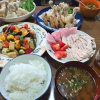 手羽元の唐揚げ・夏野菜と揚げ豆腐の炒め物・ご飯・味噌汁🌺|chiyukiさん