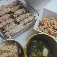 ☆夕飯☆鯖の缶詰で炊き込みご飯、切干大根、3色ナムル、アスパラ肉巻きオイスター味付け、味噌汁　お出かけ予定で準備したのに中止になった(泣)|ｼｮｺﾗさん