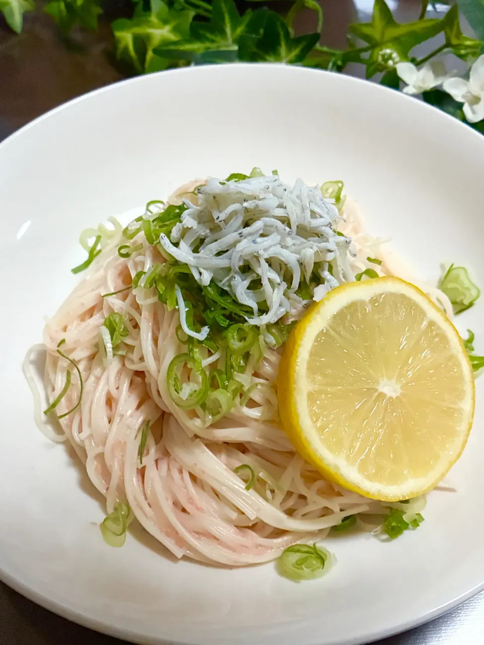 しらす明太レモンそうめん🍋|あやめもちもちさん
