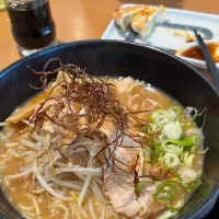 一刻魁堂さんのさきがけしょうゆ（中太麺）と餃子| Morito Kamiyaさん