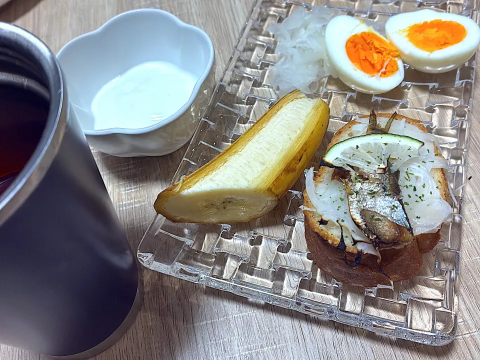 オイルサーディンのオープンサンド、ゆで卵、玉ねぎスライス、バナナ1/2本、無糖ヨーグルト大さじ2〜3くらい、ルイボスティ|みかふく_食生活見直し保健師ごはん。さん