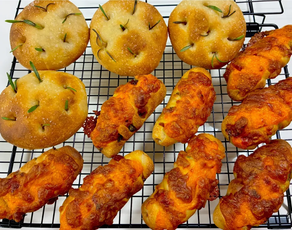 ピザ生地で作ったフォカッチャとウインナーパン|みほままこさん