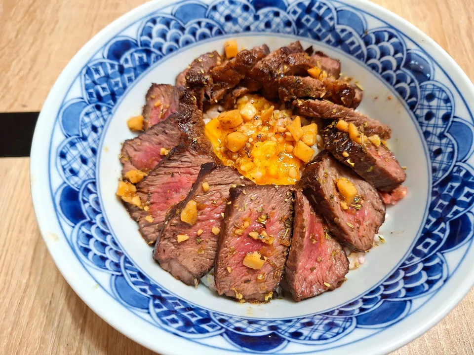 奶油蒜烤牛排飯|勁桑さん