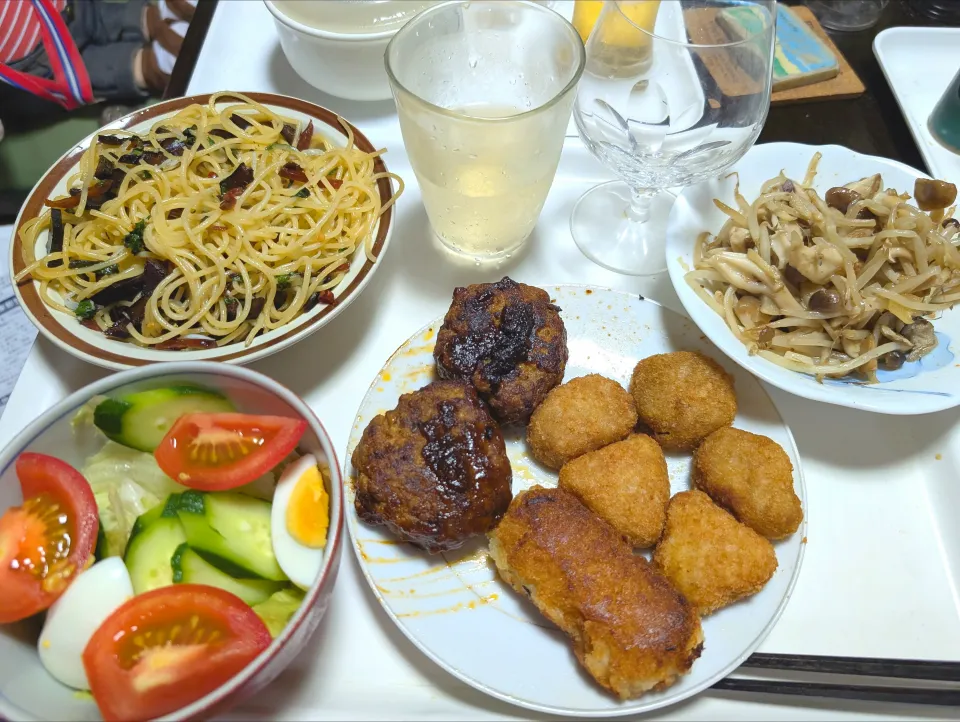 8/24（日）夕食。ハンバーグ。コロッケいろいろ。からすみのスパゲティ。もやししめじしいたけ炒め。サラダ。|へいちゃんさん