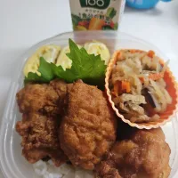 ☆夏休み高校生弁当☆夏期講習用。もち麦入りごはん、振りかけ、鯖フレーク、海苔、切干大根、シラス卵焼き、唐揚げ、野菜ジュース|ｼｮｺﾗさん