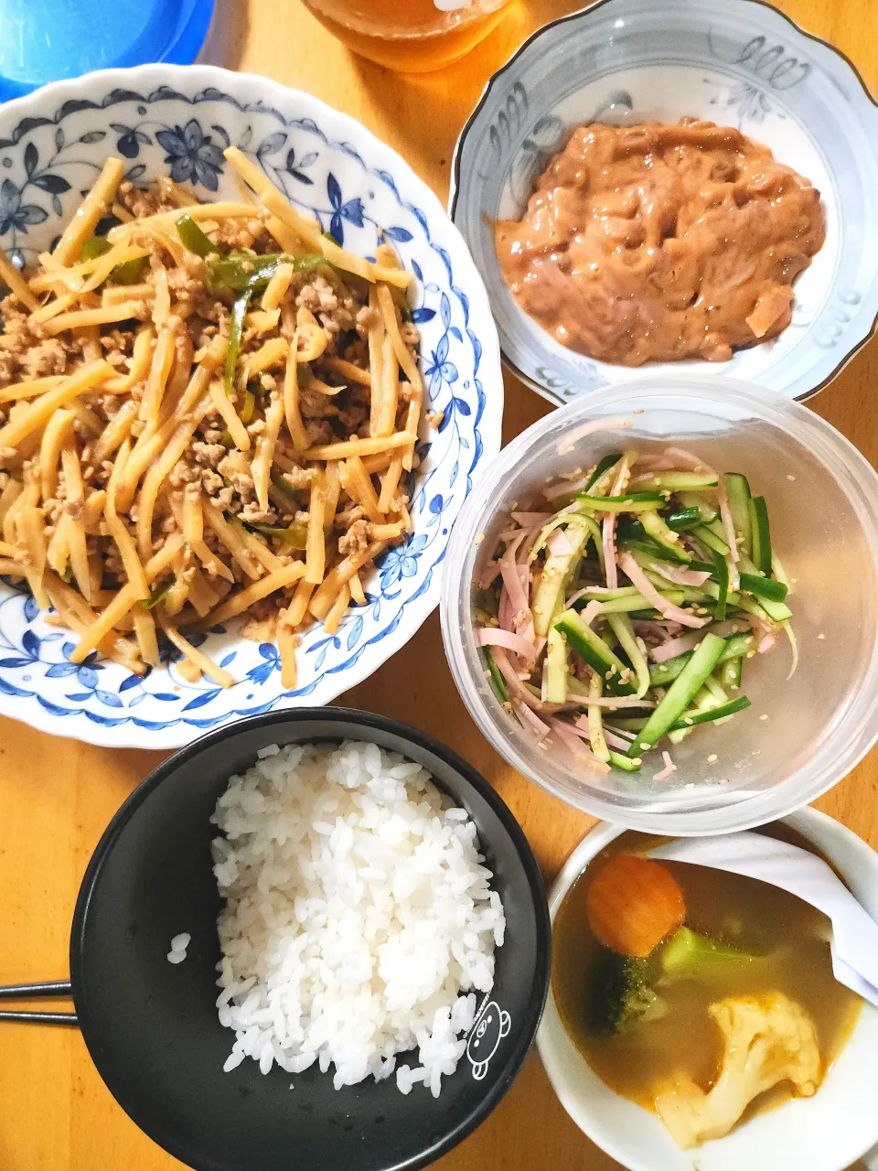 たけのことピーマンのそぼろ炒め、ハムときゅうりのごまサラダ、カレースープ、イカの塩辛|さきさん