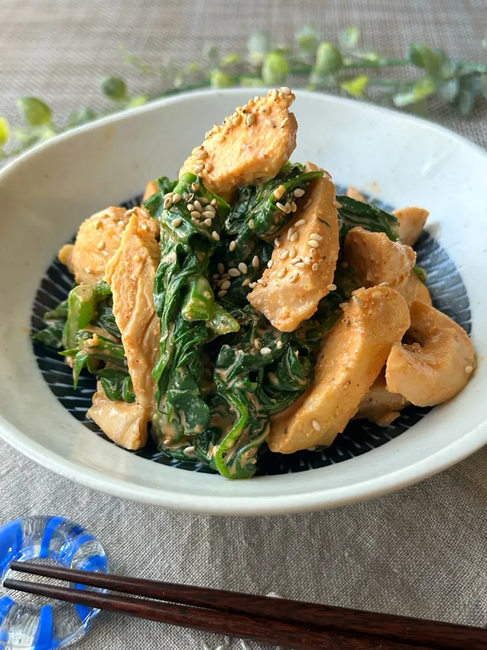 つるむらさきと蒸し鶏のコチュマヨサラダ|まなまな♡さん