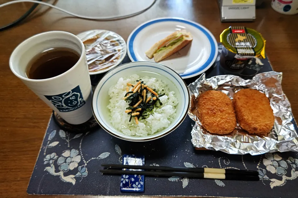 永谷園のお茶漬け、トーストサンドイッチ、揚げ直したお惣菜コロッケ、鰹のたたきとめばちまぐろの刺身のニンニク醤油漬け、六条麦茶、北海道チョコケーキ(昼飯)|enarinさん