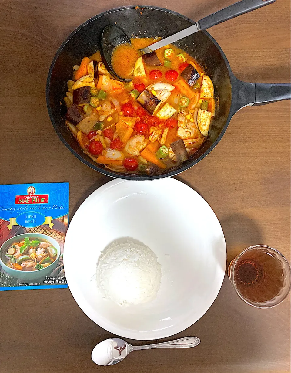 🇹🇭カントリースタイルレッドカレー　ココナッツミルクを使わない🇹🇭カレーとしては珍しいカレーです。大須商店街のエスニックフード屋さんで買ったメープロイのカレーペーストに鶏もも、茄子、ミニトマト、オクラ、にんじん、冷凍コーン、玉ねぎ、にんにく、生姜をぶちこんで炒め煮しました。|なびさん