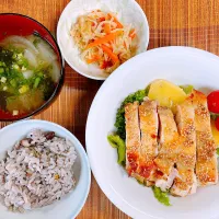 鶏肉とじゃがいものオーブン焼き♡切り干し大根の煮物♡お味噌汁♡|まゆかさん