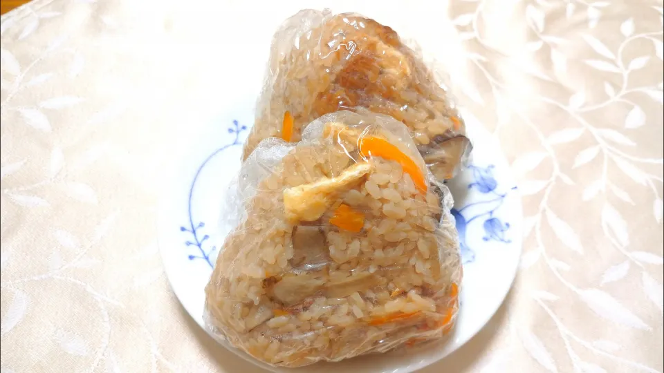 8/26の夜勤弁当
五目御飯のおにぎり🍙|卯月さん