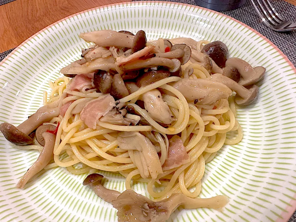 アヒージョの残りオイルでキノコのペペロンチーノ🍄‍🟫　オリーブオイル高くなっちゃったから勿体無い🤭　でも色んな出汁が出てて美味しかった😋|BUBUさん