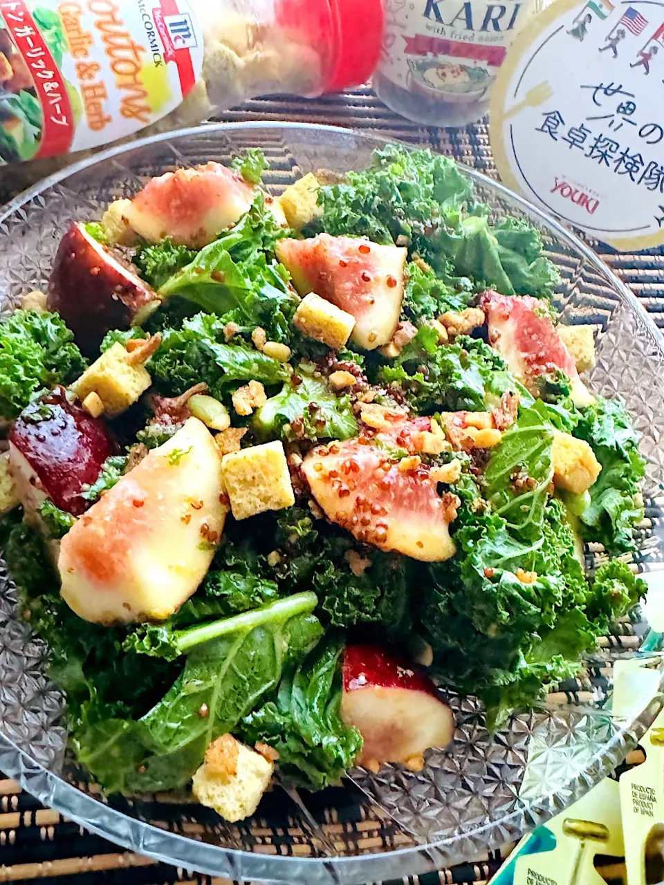 カリカリ4種のナッツとクルトントッピングでケールと無花果のハニーマスタードサラダ🥗|🌺🌺Foodie🌺🌺さん