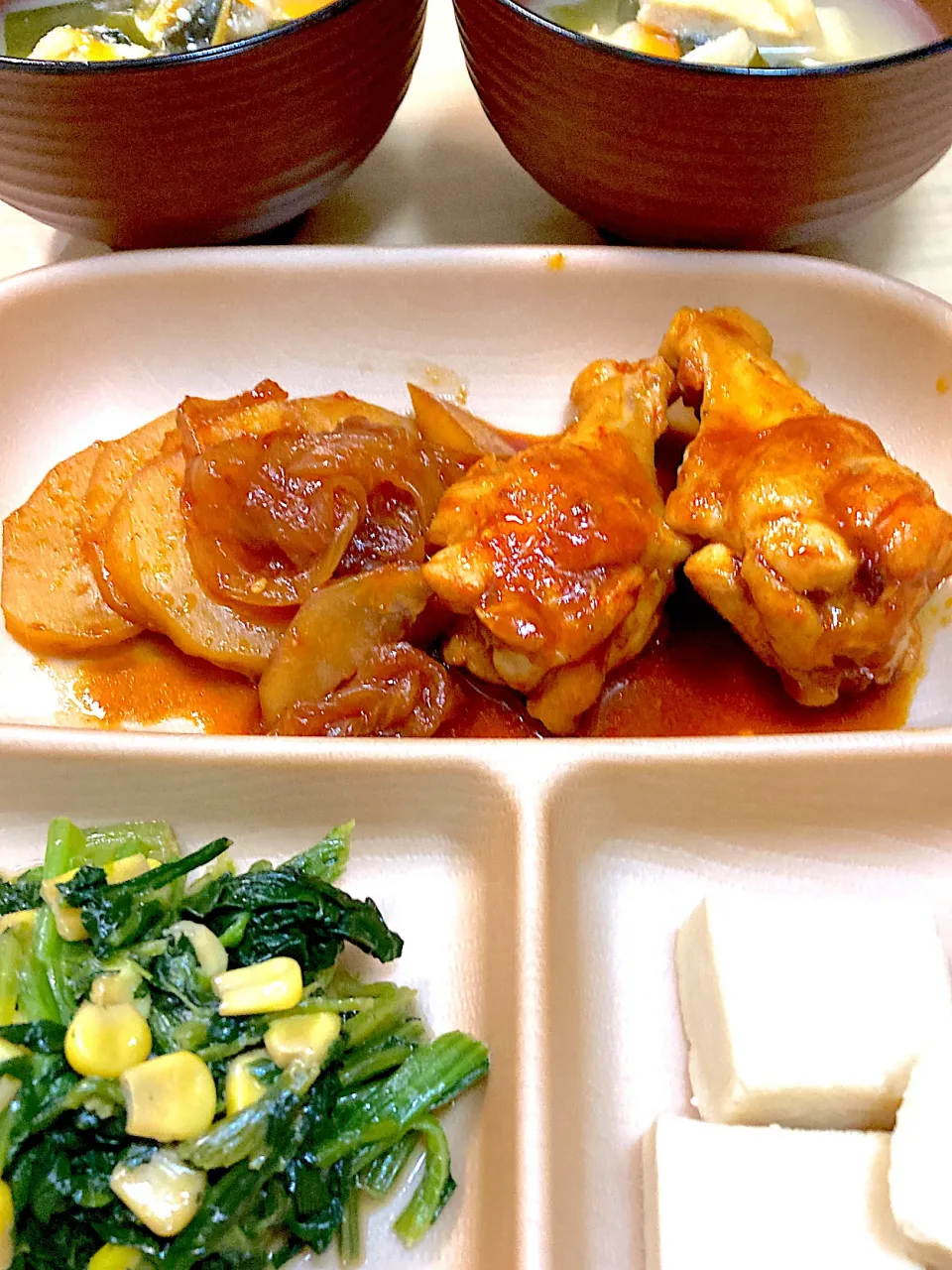 手羽元とじゃがいものピリ辛&ほうれん草コーン&高野豆腐&味噌汁|なおさん