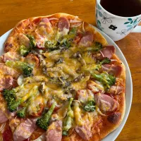 手作りピザ🍕おうちにある材料でウィンナー、しめじ、玉ねぎ、ブロッコリー、トマト作りました♪|かよぴさん