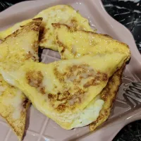 French toasts 😋😍🤤2 slices bread, 1 egg with sugar, butter pan fry, drizzle condensed milk 😋🤤🍞🥚|🍒lynnlicious🍒さん