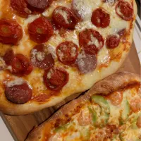 ペパロニとドライトマトのピザ🍕|はる꒰(๑´•.̫ • `๑)꒱さん